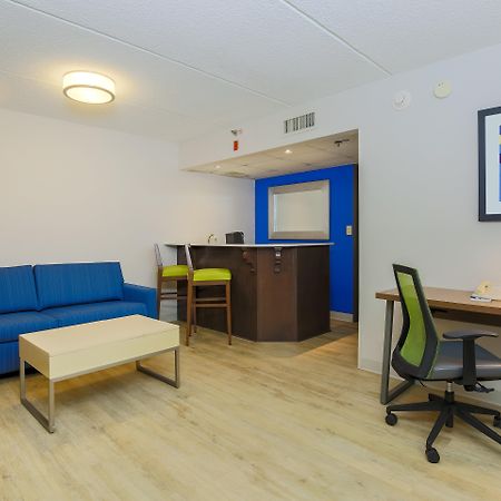 Holiday Inn Express Milwaukee - West Medical Center By Ihg Wauwatosa Exterior foto
