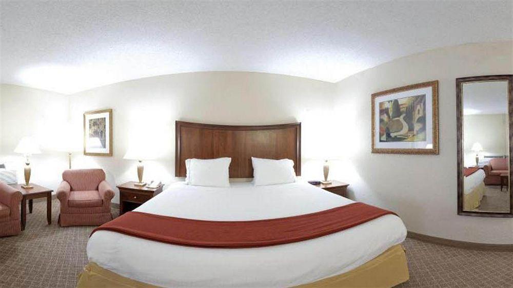 Holiday Inn Express Milwaukee - West Medical Center By Ihg Wauwatosa Exterior foto