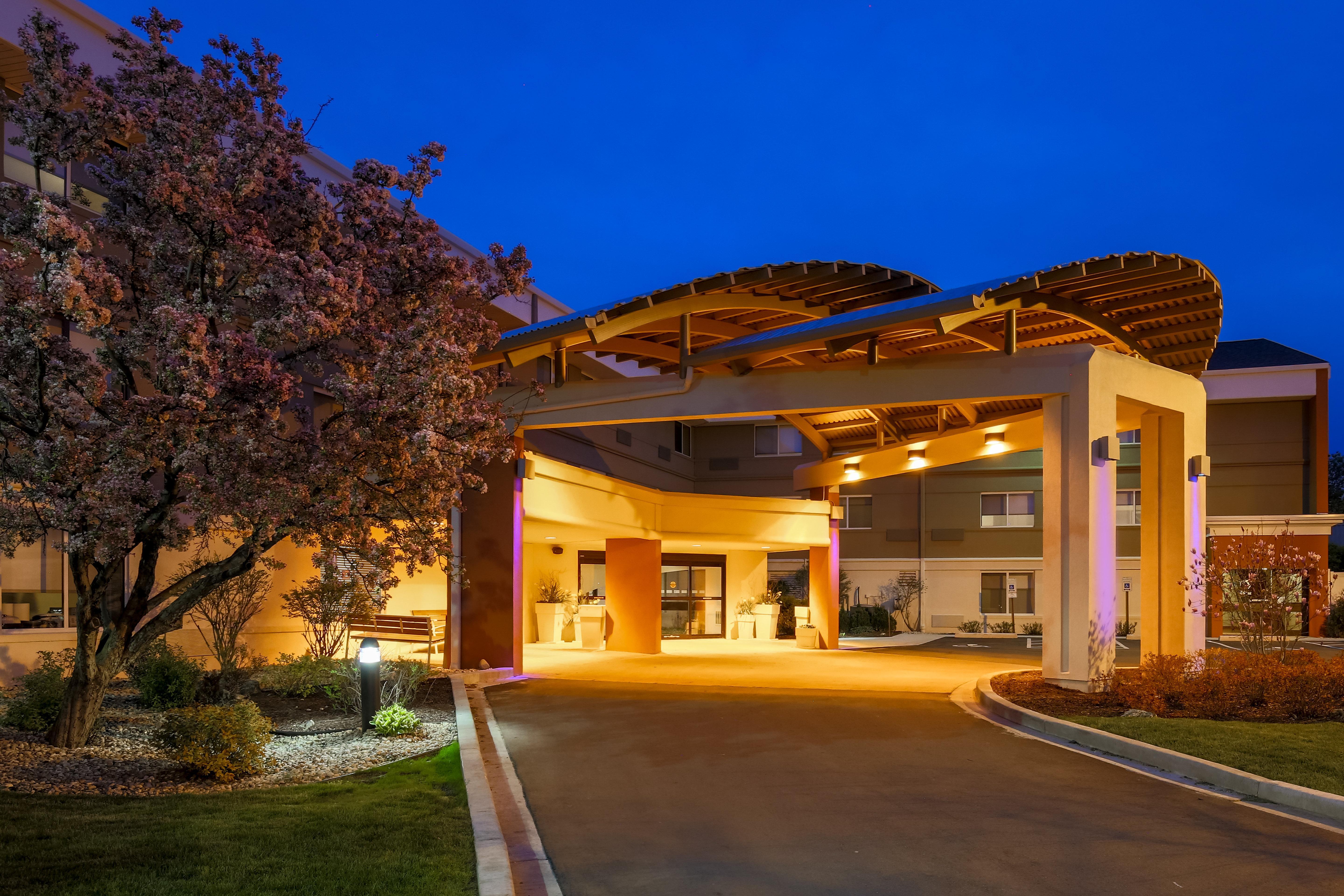 Holiday Inn Express Milwaukee - West Medical Center By Ihg Wauwatosa Exterior foto