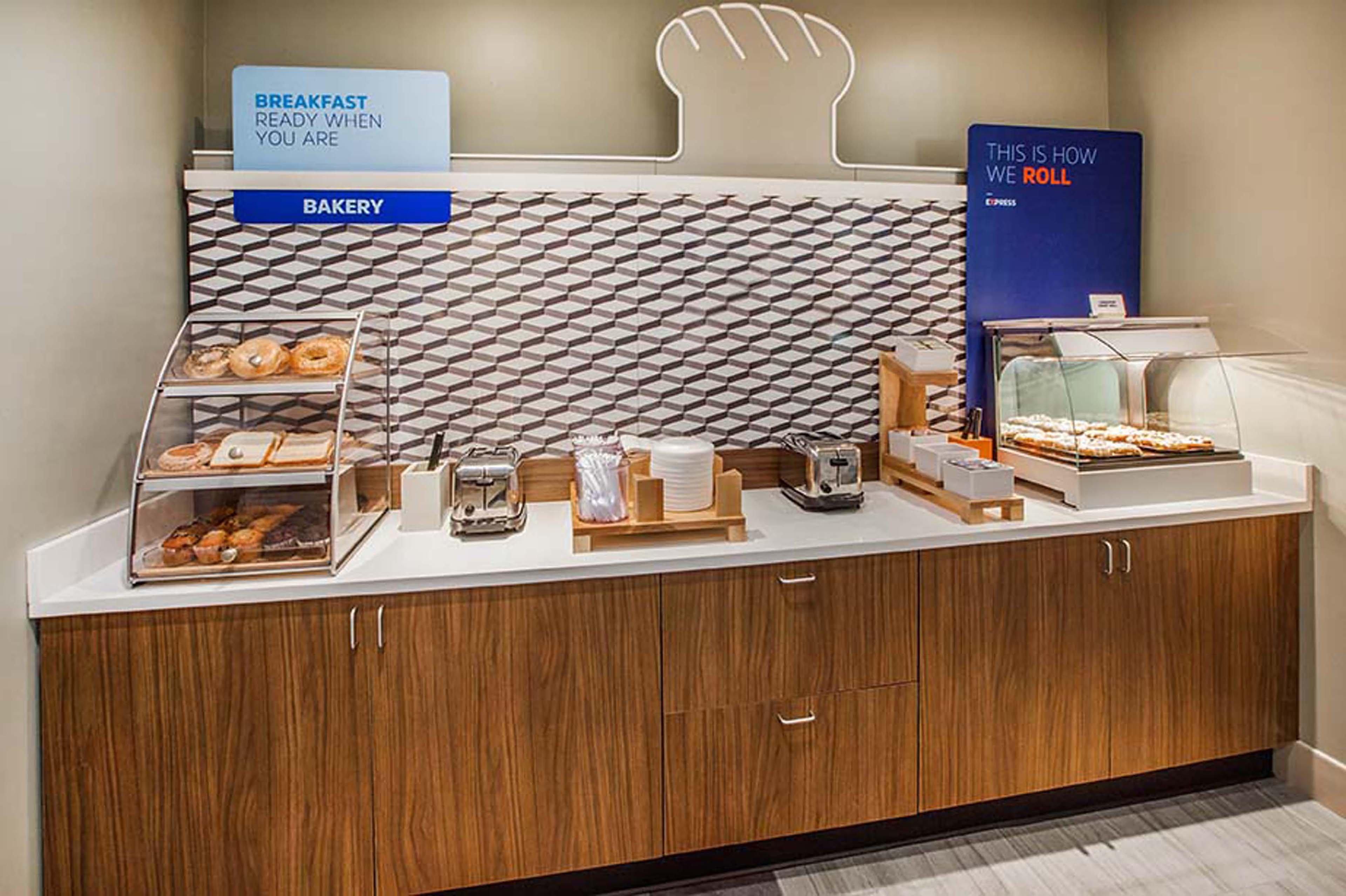 Holiday Inn Express Milwaukee - West Medical Center By Ihg Wauwatosa Exterior foto