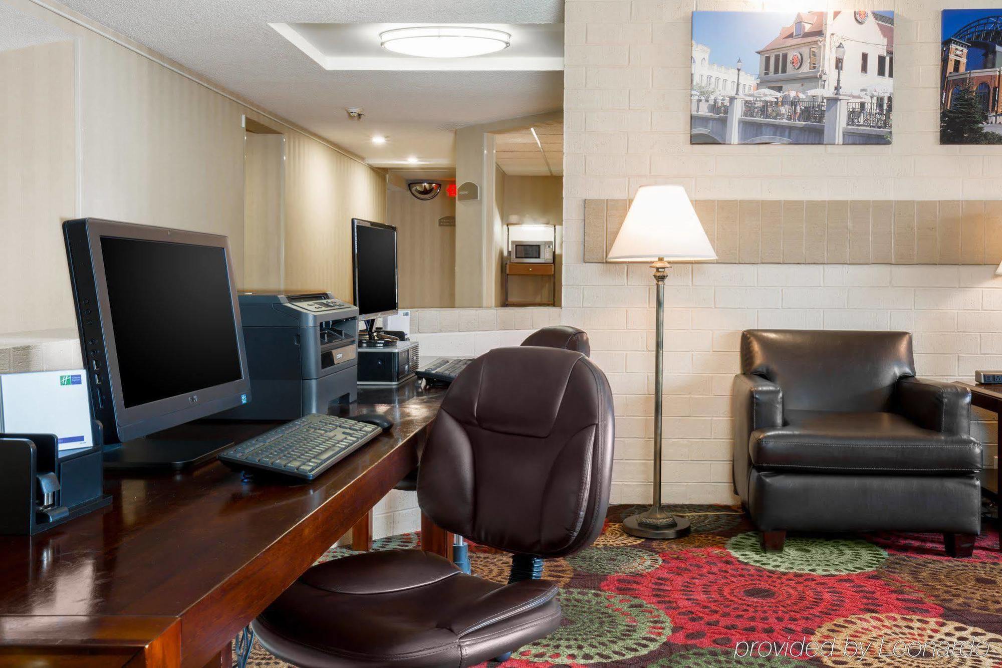 Holiday Inn Express Milwaukee - West Medical Center By Ihg Wauwatosa Exterior foto