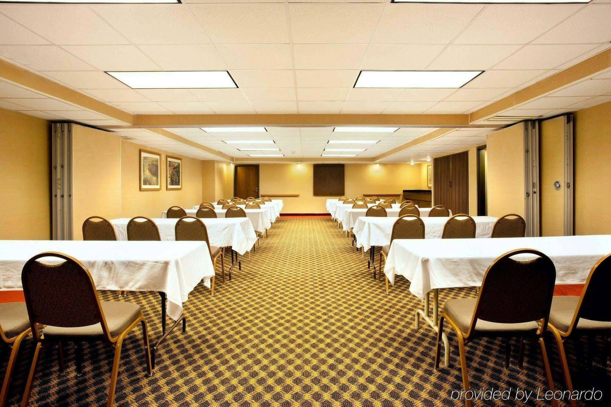 Holiday Inn Express Milwaukee - West Medical Center By Ihg Wauwatosa Exterior foto